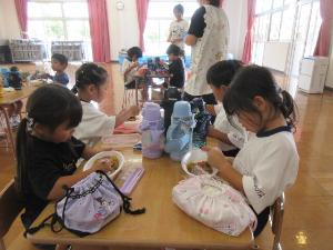 幼児がカレーを食べているところ