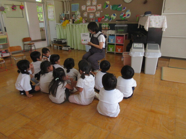 保護者が幼児に読み聞かせをしている様子
