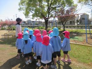 幼児が園内巡りをしているところ
