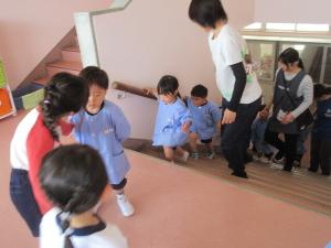 幼児が園内巡りをしているところ