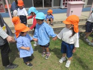 幼児が園内巡りをしているところ