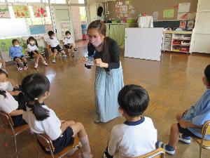 園児が外国語活動をしている様子