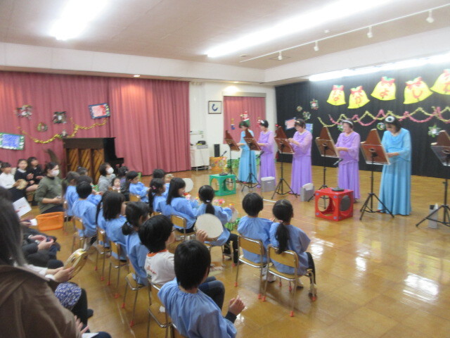 ハープの音に合わせて楽器の演奏を楽しんでいる様子