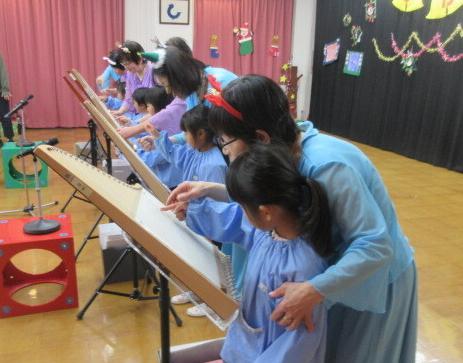 幼児がヘルマンハープに触れている様子