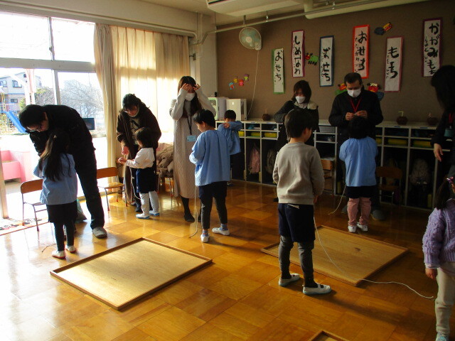 親子でこま回しをしている様子