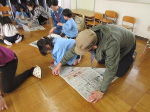 親子で兜を折っているところ