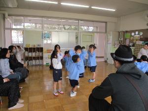 4歳児がウサギジャンプをしているところ