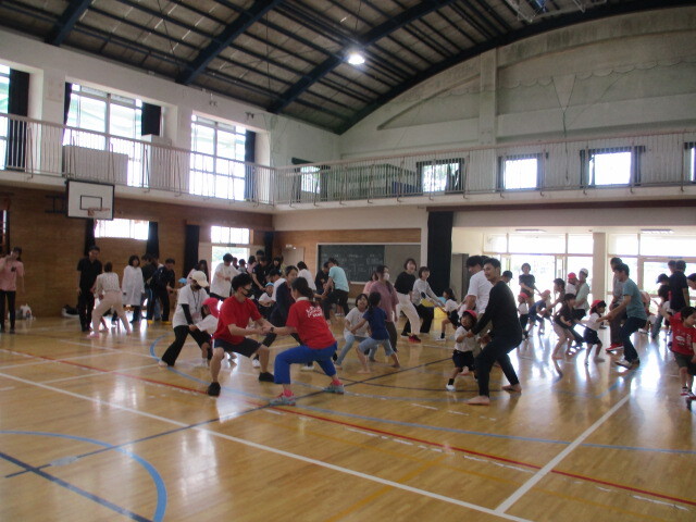 幼児と保護者が体を動かして遊んでいる様子