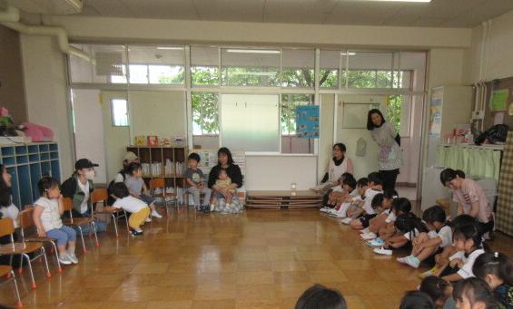 ふれあい保育の開級式をする様子