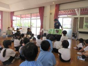 園児とふれあい児が大型絵本を読んでいるところ