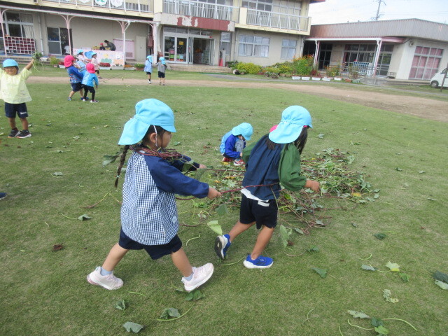 幼児が芋づるで列車ごっこをしている様子