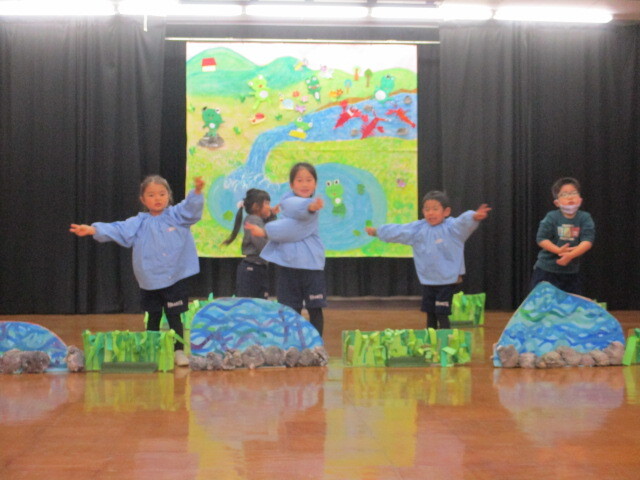 幼児がザリガニになってい遊んでいる様子