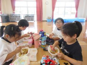 幼児がカレーを食べているところ