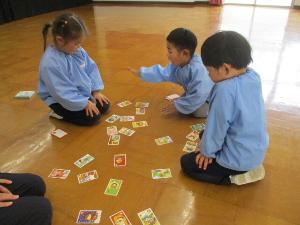 幼児がかるた取りをしているところ