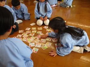 幼児がかるた取りをしているところ