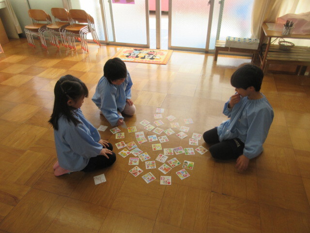 幼児がかるたをとろうとしている様子