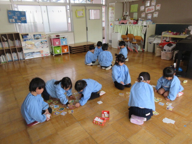 幼児がかるたをとっている様子
