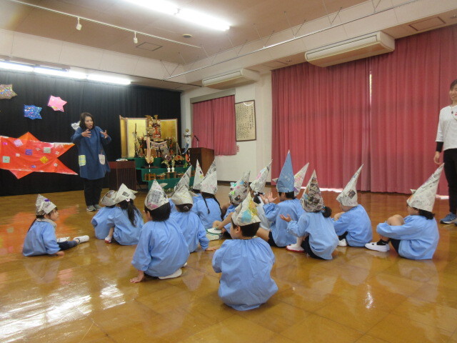 幼児がこどもの日の由来について話を聞いている様子