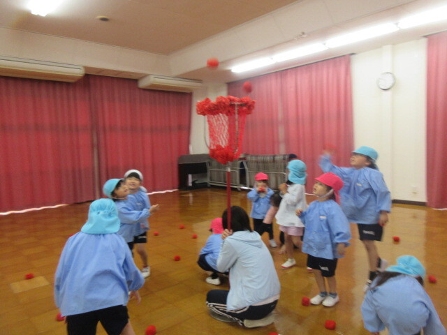 幼児が玉入れをしている様子