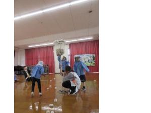 幼児が玉入れをしているところ