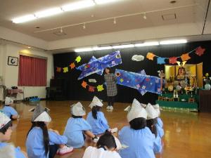 幼児がこどもの日の集いに参加しているところ