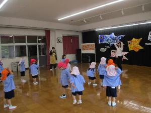 幼児がどうぶつ体操をしているところ
