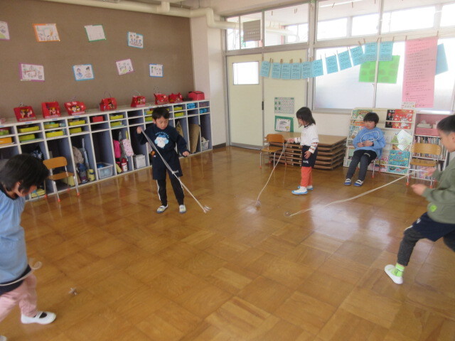 幼児が鉄芯ゴマをしている様子