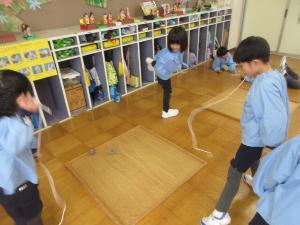 幼児がこま回しをしているところ