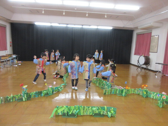 幼児がファッションショーをしている様子