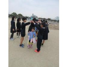 小学生が出迎えてくれているところ