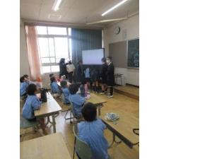 幼児が小学生と遊んでいるところ