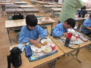 幼児が給食を食べているところ