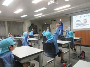 教習所で交通安全について学んでいるところ