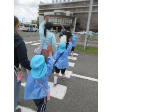 親子で横断歩道を渡っているところ