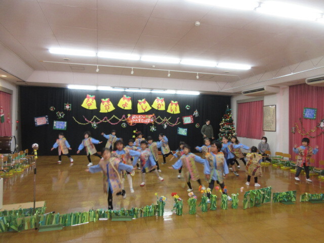 幼児がダンスを踊っている様子