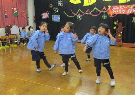 幼児がダンスを踊っている様子