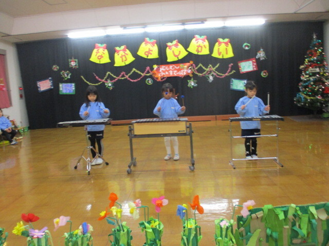 幼児が木琴と鉄琴を演奏している様子