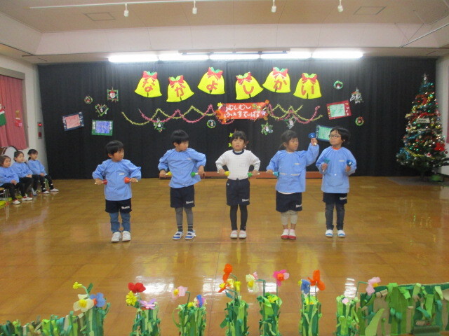 幼児がベルを演奏している様子