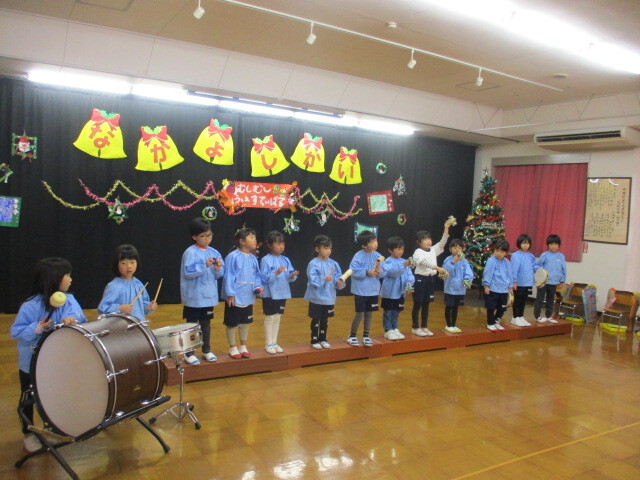 幼児が合奏をしている様子