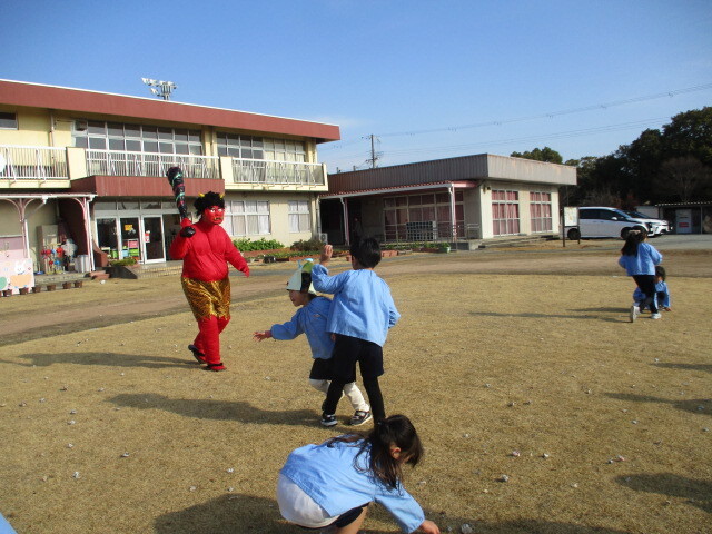幼児が鬼に豆をなげている様子