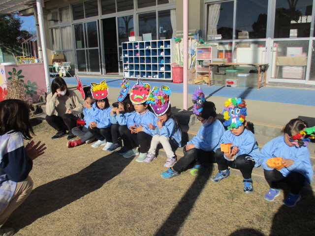 幼児が節分の話を聞いているところ