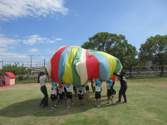 幼児がバルーンをしている写真