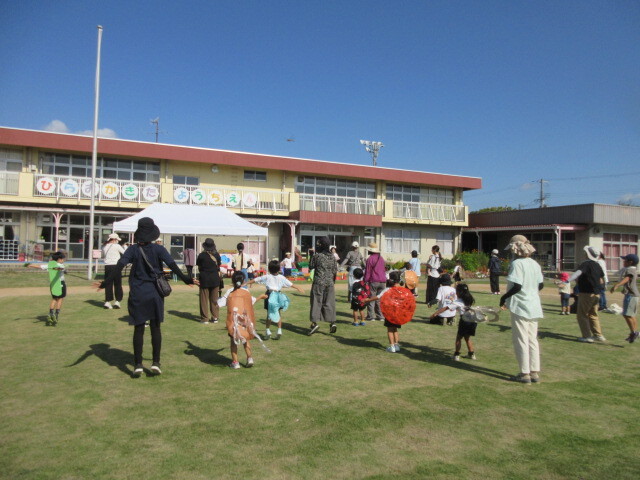 幼児が親子で体操をしている様子