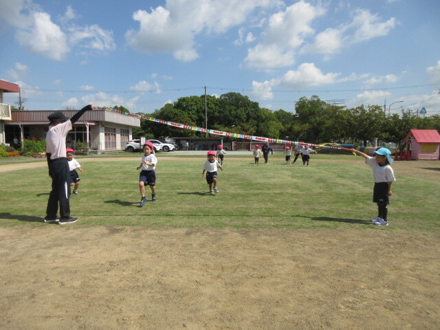 幼児がかけっこをしている様子