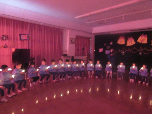 幼児がキャンドルを見つめている様子