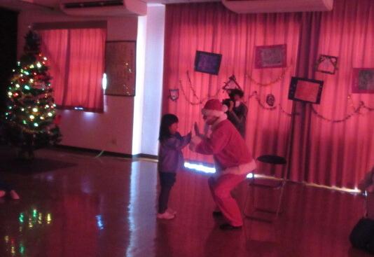 サンタクロースとハイタッチをしている様子