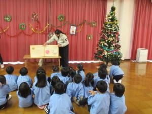 幼児が大型絵本を見ているところ