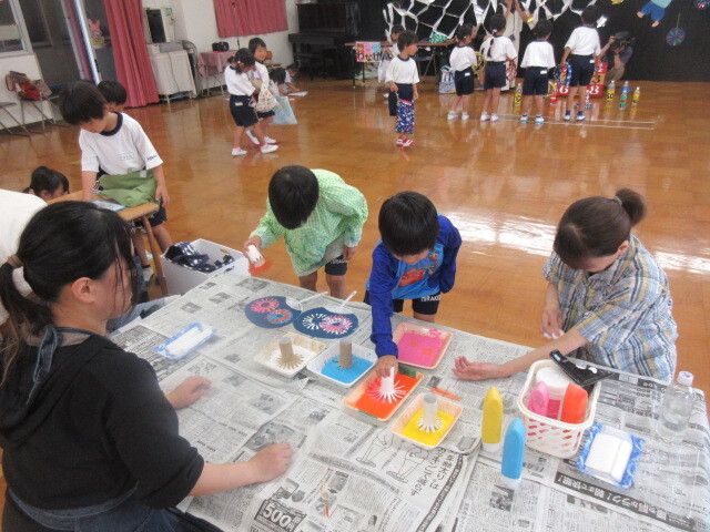 幼児がうちわ作りをしている様子
