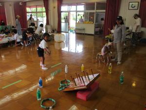 幼児が輪投げをしているところ