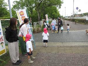 園児と保護者があいさつ運動をしている様子　2枚目